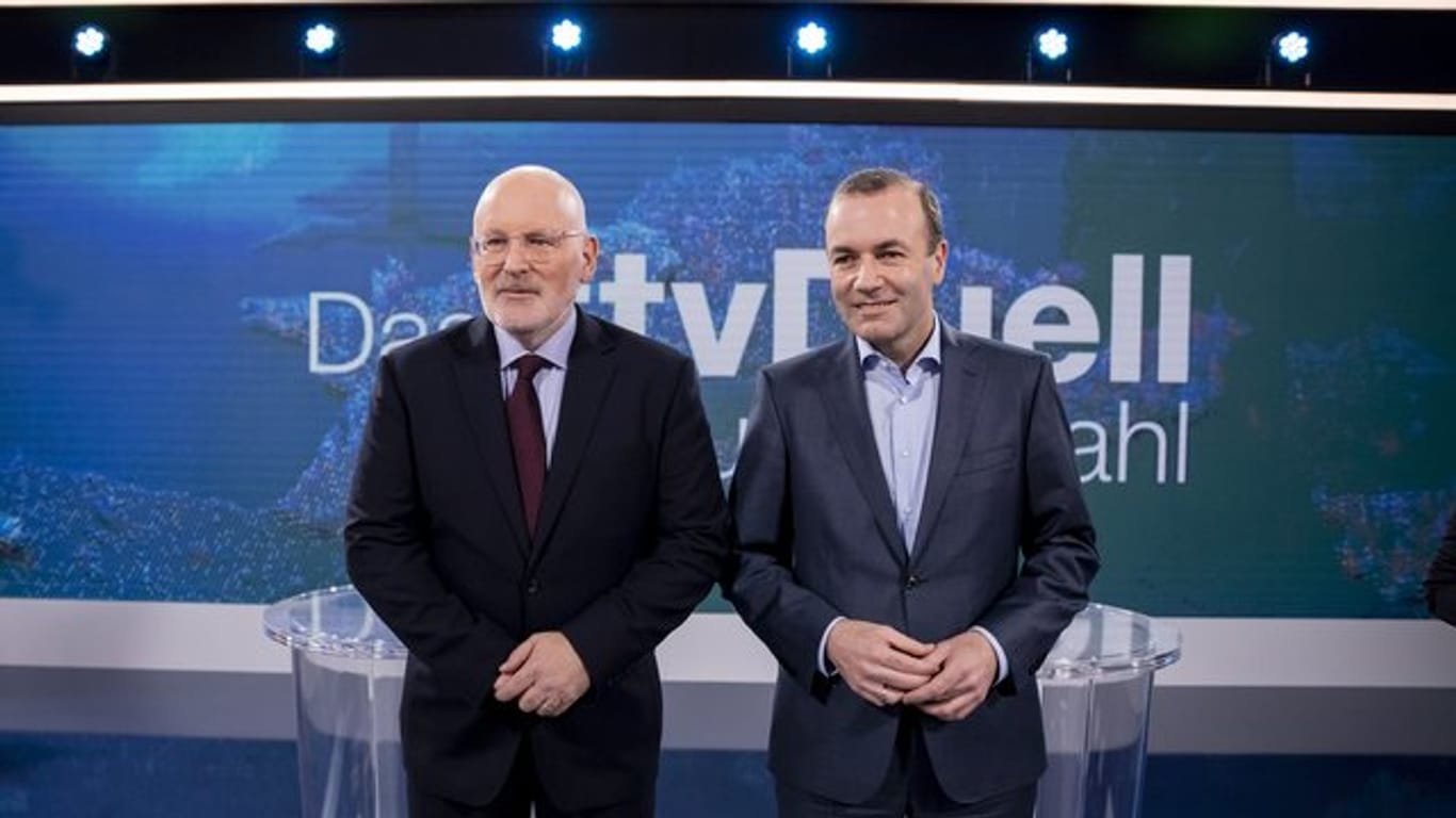 Frans Timmermans (l) und Manfred Weber stehen vor dem TV-Duell zur Europawahl für ein Foto zusammen.