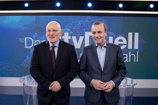 Frans Timmermans (l) und Manfred Weber stehen vor dem TV-Duell zur Europawahl für ein Foto zusammen.