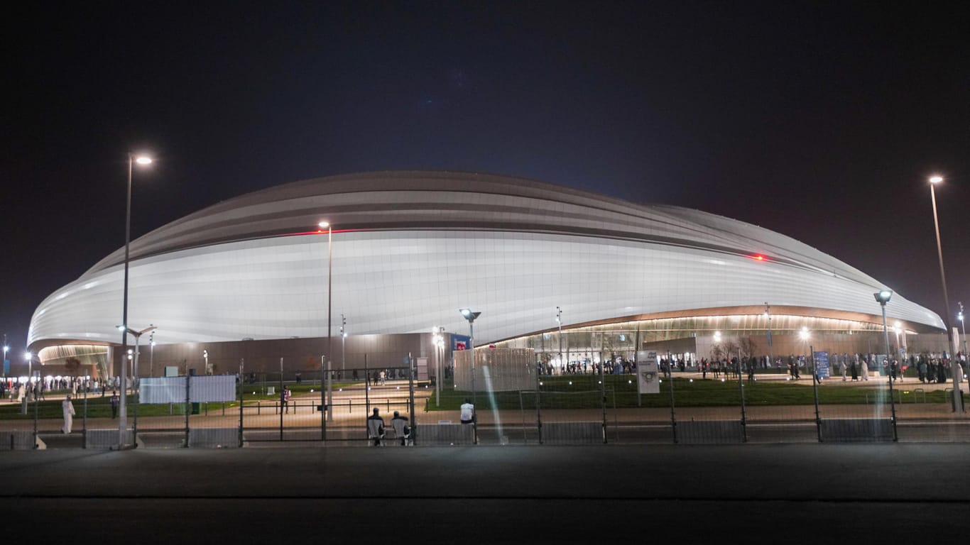 WM 2022: Das Al-Wakra Stadion liegt südlich der katarischen Hauptstadt Doha und bietet rund 40.000 Fans Platz.