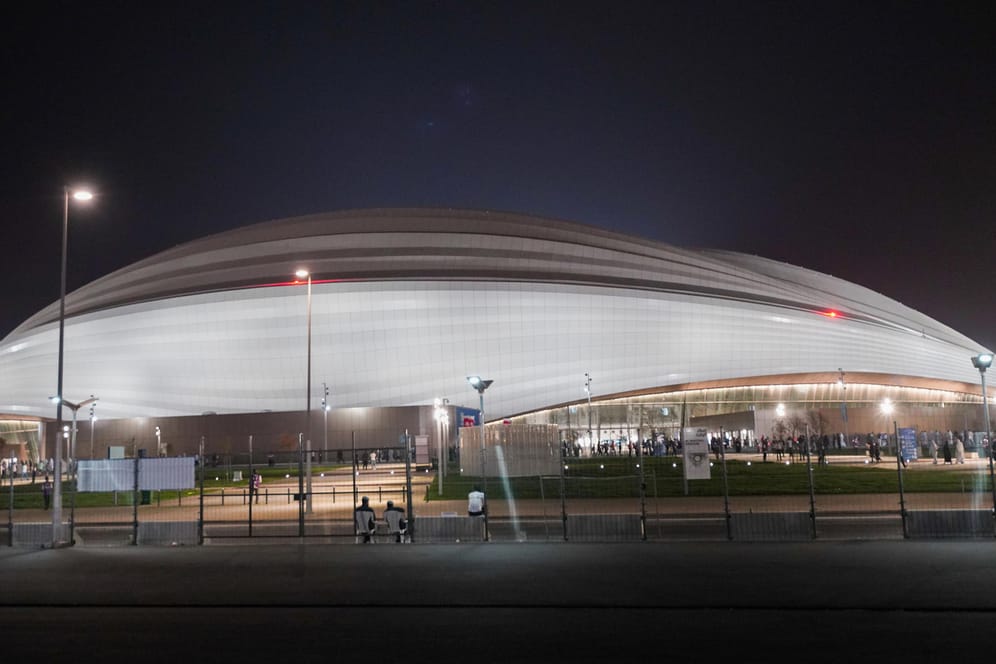 WM 2022: Das Al-Wakra Stadion liegt südlich der katarischen Hauptstadt Doha und bietet rund 40.000 Fans Platz.