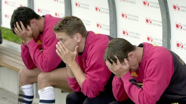 Die Bayer-Profis Michael Ballack, Bernd Schneider und Torben Hoffmann (v. Die Bayer-Profis Michael Ballack, Bernd Schneider und Torben Hoffmann (v.