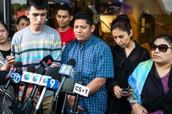 Grausame Tat in Chicago: Umgeben von Familienangehörigen stellte sich der Vater einer ermordeten Schwangeren in Chicago den Fragen der Presse.