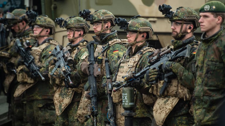 Soldaten der Bundeswehr stehen bei einer Übung im Gelände: Deutschland hat der Nato den größten Anstieg der Verteidigungsausgaben seit Jahrzehnten gemeldet.