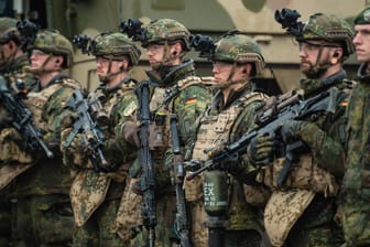 Soldaten der Bundeswehr stehen bei einer Übung im Gelände: Deutschland hat der Nato den größten Anstieg der Verteidigungsausgaben seit Jahrzehnten gemeldet.