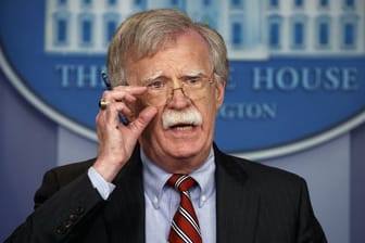 John Bolton, Nationaler Sicherheitsberater der USA, spricht während der täglichen Pressekonferenz im Weißen Haus.