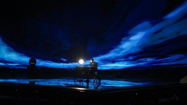 Top-Favorit Duncan Laurence spielt sich der Generalprobe schon mal warm fürs Finale.