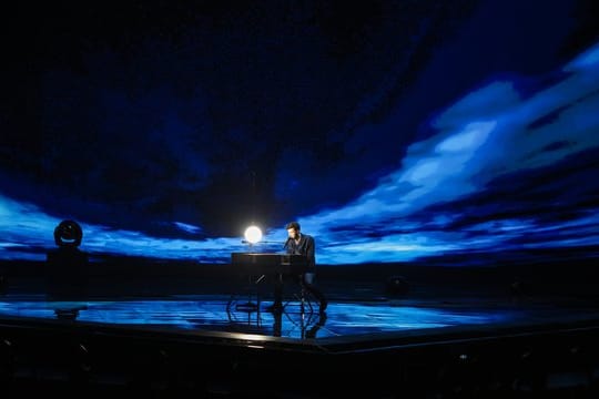 Top-Favorit Duncan Laurence spielt sich der Generalprobe schon mal warm fürs Finale.