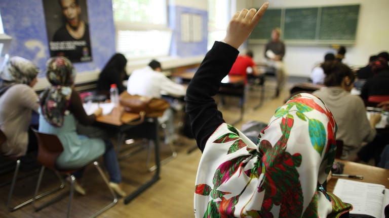 Eine Schulklasse in Berlin: Selbst aus der Union gibt es kritische Stimmen, Kopftücher an Grundschulen verbieten zu lassen.