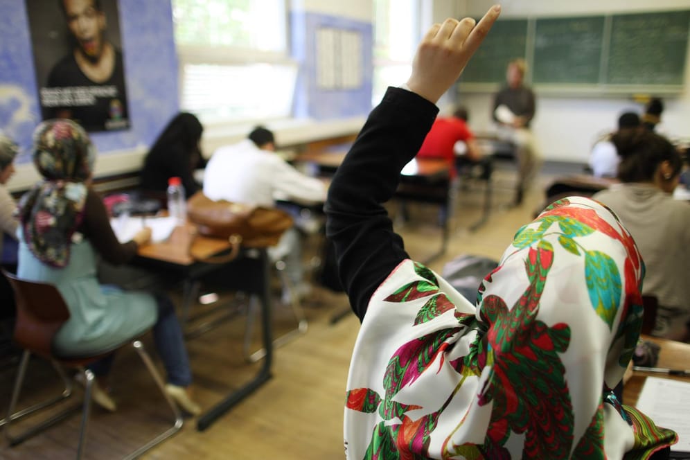 Eine Schulklasse in Berlin: Selbst aus der Union gibt es kritische Stimmen, Kopftücher an Grundschulen verbieten zu lassen.