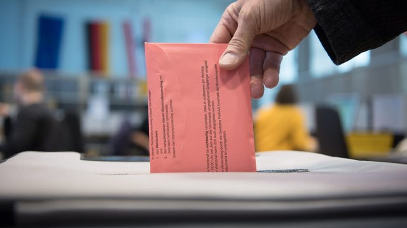 In einer Briefwahlstelle in Berlin nutzt ein Mann sein Stimmrecht zur Europawahl 2019.