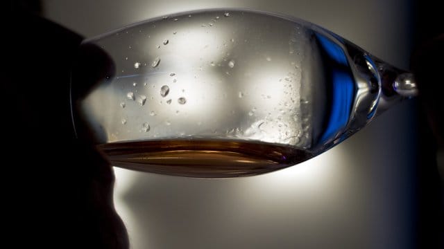 Alkohol am Arbeitsplatz birgt viele Risiken.