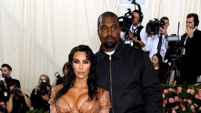 Kim Kardashian und Kanye West sind seit 5 Jahren miteinander verheiratet. Kim Kardashian und Kanye West sind seit 5 Jahren miteinander verheiratet.