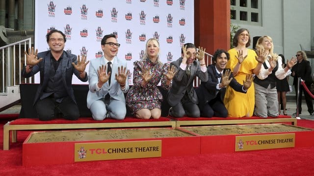 Sie haben Serien-Geschichte geschrieben: Johnny Galecki (l-r), Jim Parsons, Kaley Cuoco, Simon Helberg, Kunal Nayyar, Mayim Bialik und Melissa Rauch verewigen sich vor dem TCL Chinese Theater in Los Angeles.