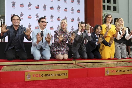 Sie haben Serien-Geschichte geschrieben: Johnny Galecki (l-r), Jim Parsons, Kaley Cuoco, Simon Helberg, Kunal Nayyar, Mayim Bialik und Melissa Rauch verewigen sich vor dem TCL Chinese Theater in Los Angeles.