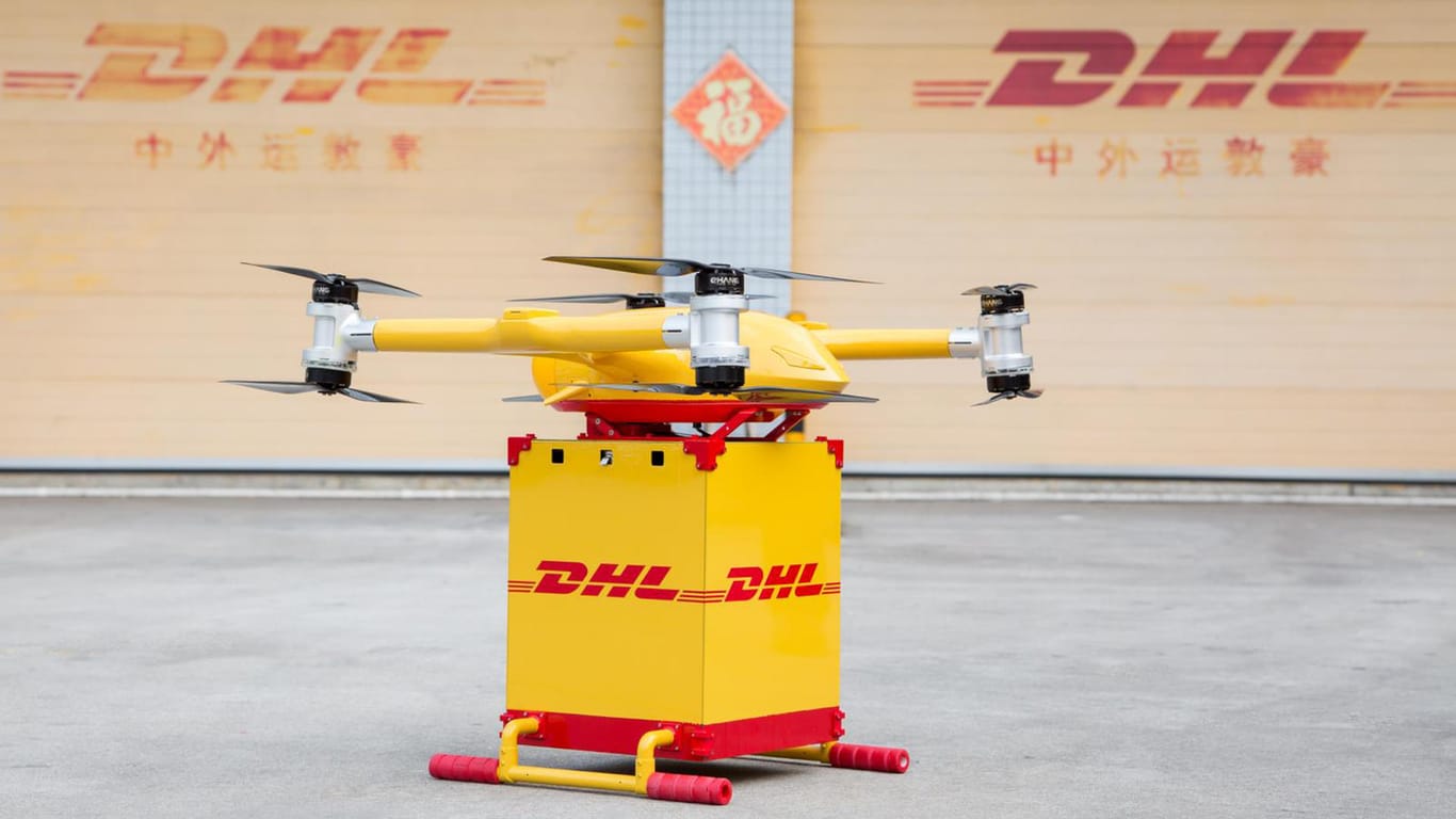 Eine Lieferdrohne mit dem DHL-Logo: Die erste innerstädtische Drohnen-Lieferroute in China ist in Betrieb gegangen.