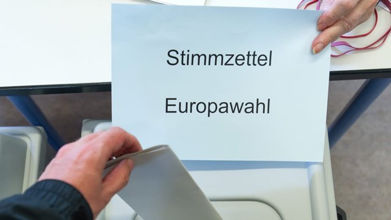 Ein Wähler wirft seinen Stimmzettel für die Europawahl in die Wahlurne.