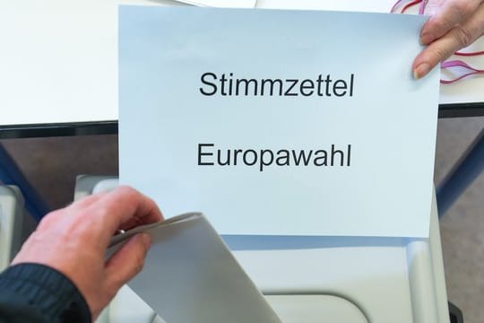 Ein Wähler wirft seinen Stimmzettel für die Europawahl in die Wahlurne.