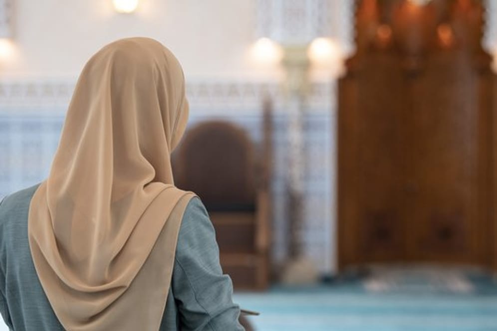 Eine Muslima mit einem Kopftuch im Gebetsraum einer Moschee.