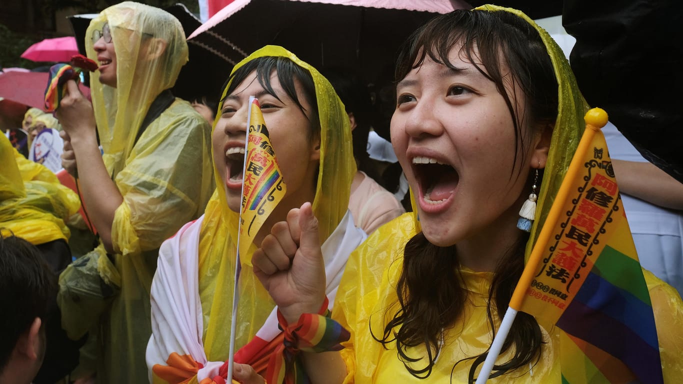 Freude bei den Menschen in Taipeh: Taiwan führt als erstes asiatisches Land die Homo-Ehe ein.