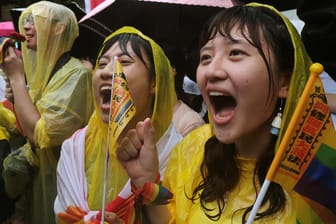 Freude bei den Menschen in Taipeh: Taiwan führt als erstes asiatisches Land die Homo-Ehe ein.