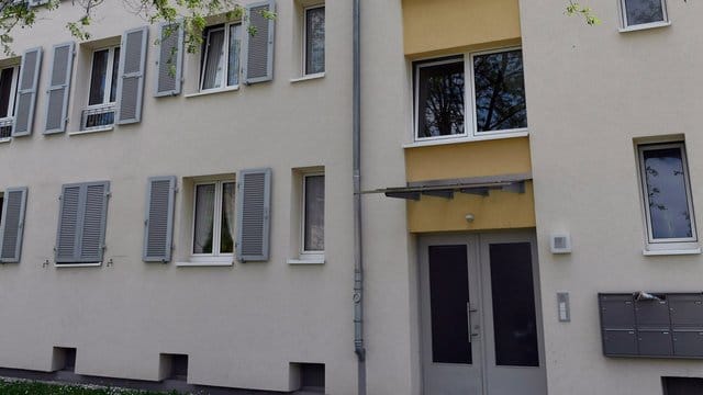 Der Angeklagte soll sein zwei Monate altes Kind vom Balkon seiner Wohnung im zweiten Stock fallen gelassen haben. Der Angeklagte soll sein zwei Monate altes Kind vom Balkon seiner Wohnung im zweiten Stock fallen gelassen haben.