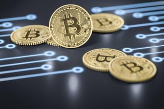 Bitcoin-Münzen (Symbolbild): Weil er eine Plattform für Kryptowährung um Millionen betrogen haben soll, hat die Polizei einen 35-Jährigen in Rheinland-Pfalz festgenommen.
