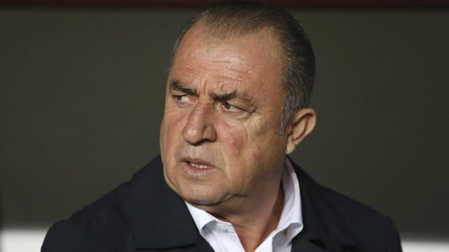 Galatasaray und Trainer Fatih Terim wollen im direkten Duell den Konkurrenten Istanbul Basaksehir distanzieren. Galatasaray und Trainer Fatih Terim wollen im direkten Duell den Konkurrenten Istanbul Basaksehir distanzieren.
