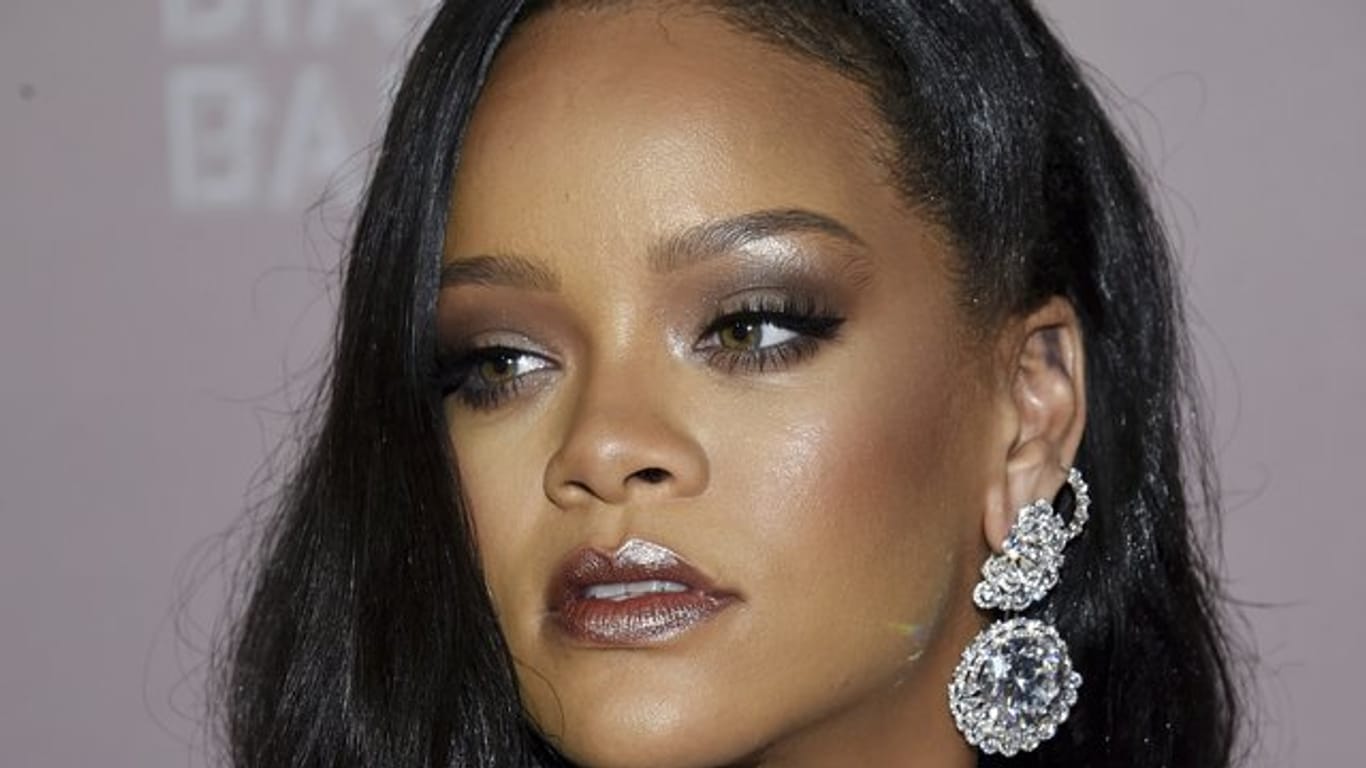 Rihanna greift mit deutlichen Worten in die Abtreibungsdebatte ein.