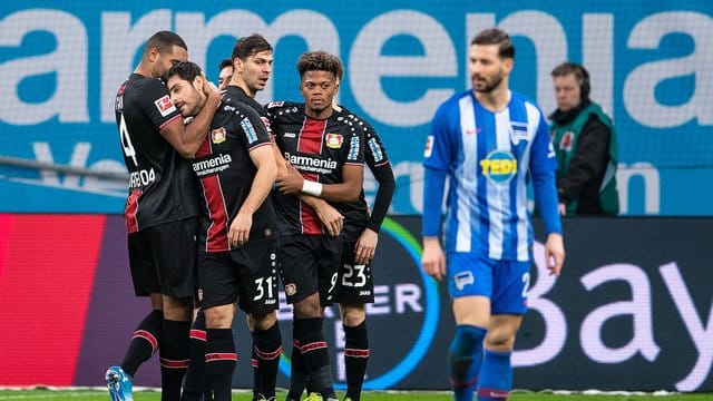 Leverkusen muss nach dem Unentschieden gegen Schalke in Berlin punkten, um die Champions-League-Chance zu wahren. Leverkusen muss nach dem Unentschieden gegen Schalke in Berlin punkten, um die Champions-League-Chance zu wahren.