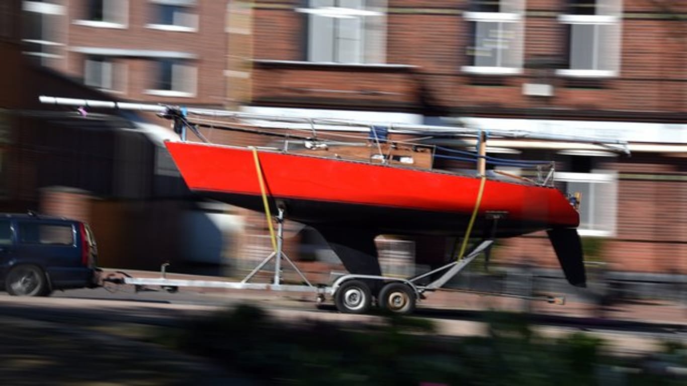 Gerade wer erstmals einen Anhänger mit Boot zieht, sollte Gassen oder Strecken mit engen Kurven meiden.