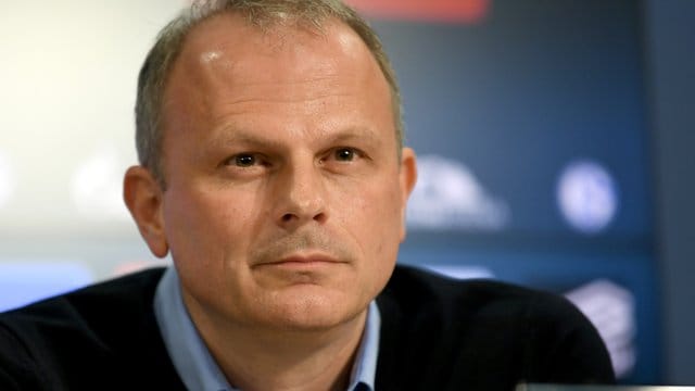 Jochen Schneider wird das Relegations-Heimspiel seines Ex-Vereins live im Stadion verfolgen. Jochen Schneider wird das Relegations-Heimspiel seines Ex-Vereins live im Stadion verfolgen.