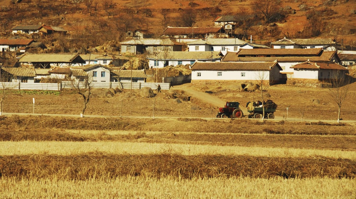 Ein Traktor auf einem Acker in Nordkorea (Symbolbild): Das Land leidet eigenen Angaben zufolge unter der schlimmsten Dürre seit mehr als 100 Jahren.