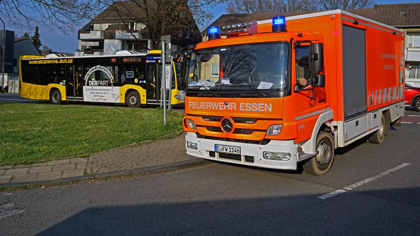 Einsatzwagen der Feuerwehr Essen (Symbolbild): Eine unbekannte Substanz hat in einer Essener Realschule Augenreizungen bei zahlreichen Schüler verursacht.