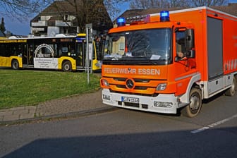 Einsatzwagen der Feuerwehr Essen (Symbolbild): Eine unbekannte Substanz hat in einer Essener Realschule Augenreizungen bei zahlreichen Schüler verursacht.