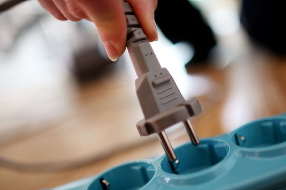 Bevor es in den Urlaub geht, sollten alle nicht benötigten Stecker gezogen werden.