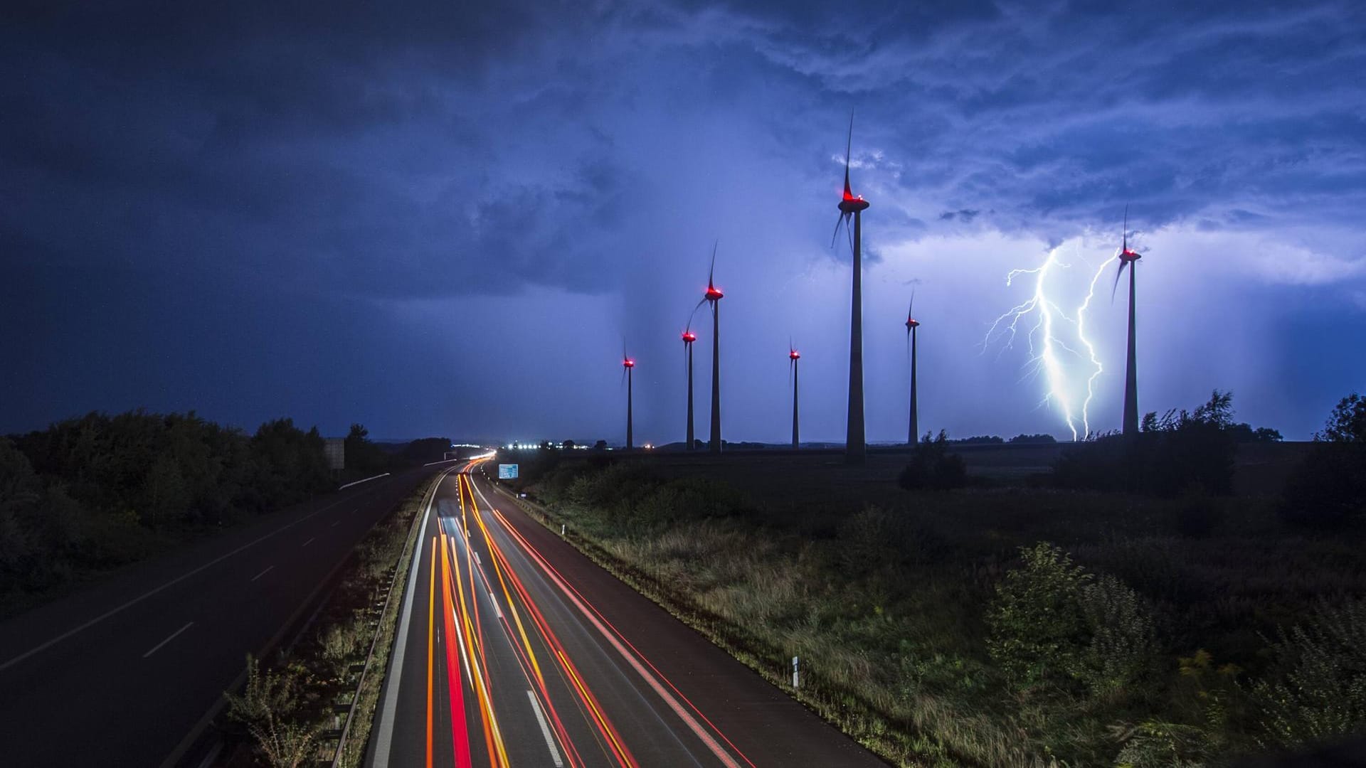 Autobahn, Windräder und Gewitter: Am Wochenende wird es warm – doch das Wetter wird auch unbeständig.