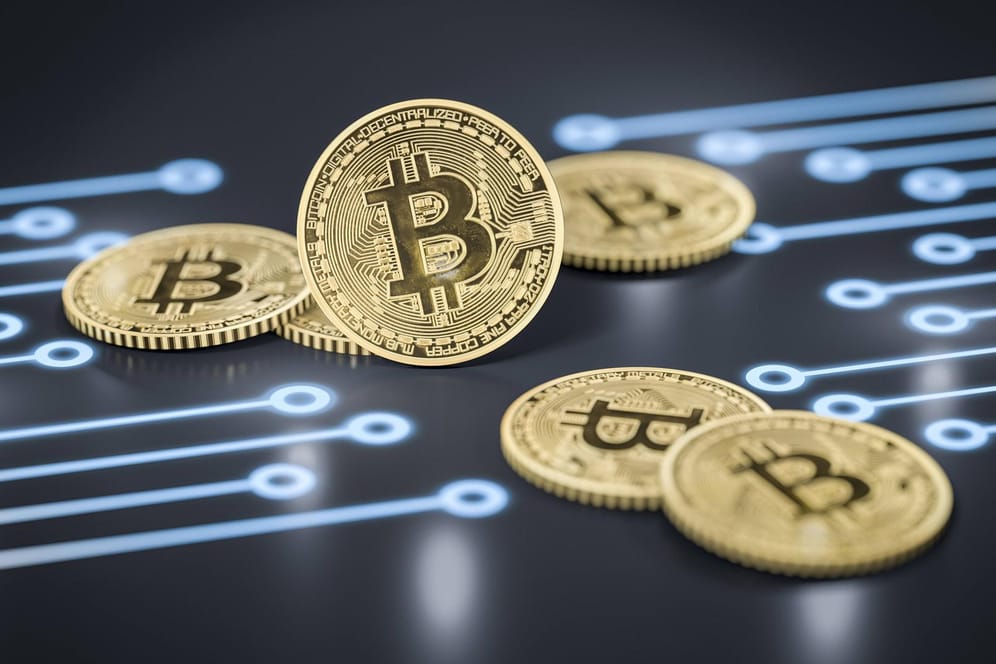 Symbolische Darstellung von Bitcoin: Der Kurs der Kryptowährung ist wieder gefallen.