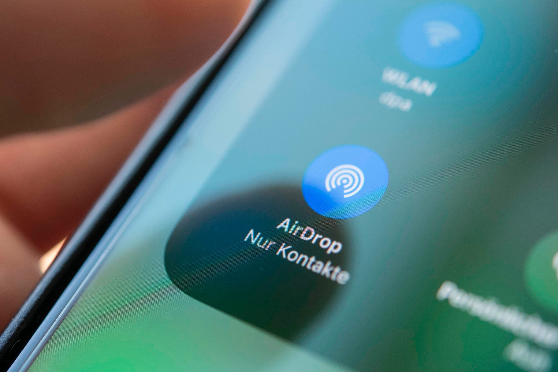 AirDrop: Wer Daten von allen Nutzern erhalten kann, könnte böse Überraschungen erleben.