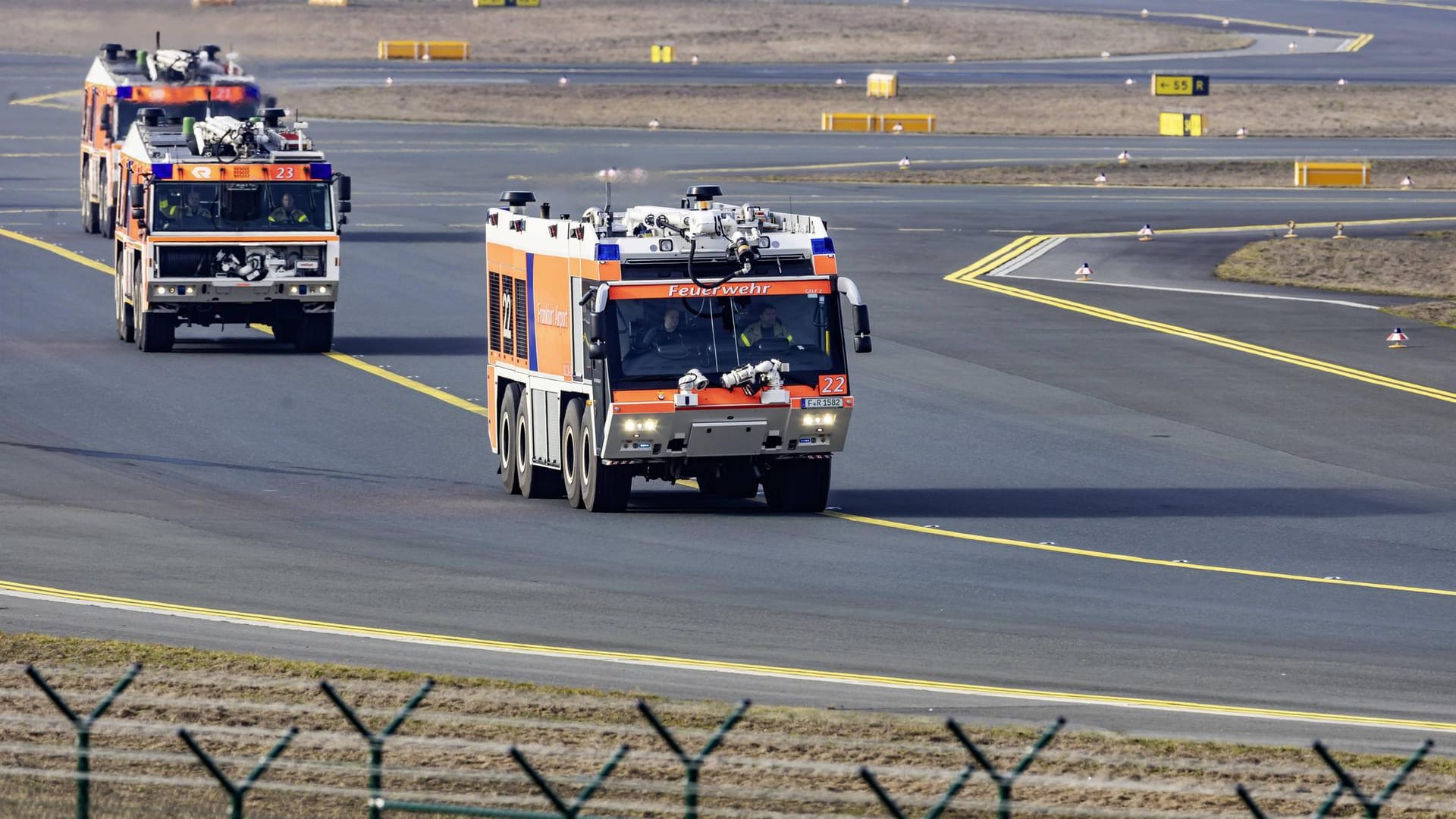 Einsatzfahrzeuge der Flugahfenfeuerwehr (Symbolbild): Zwei Flugzeuge sind am Flughafen Prag beim Rangieren zusammengestoßen.