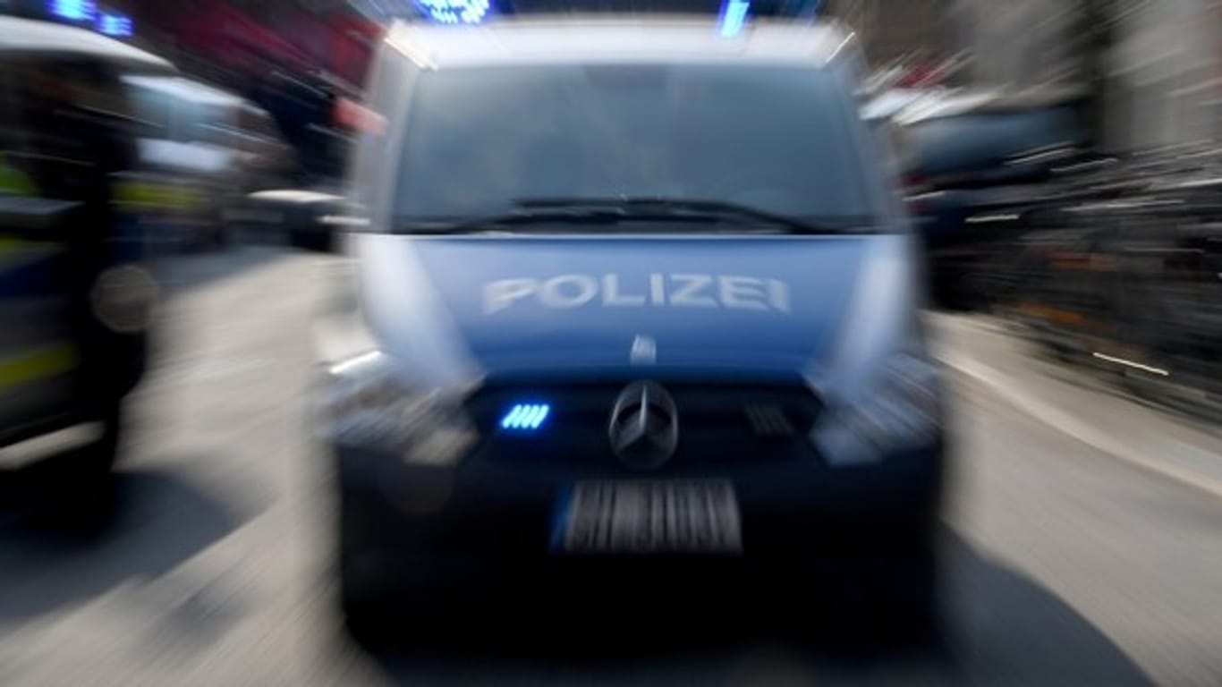 Polizeiwagen mit Blaulicht (Symbolbild): Ein unter Drogeneinfluss stehender Mann hat in Dresden einen Polizeieinsatz ausgelöst.