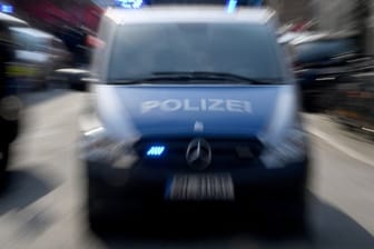 Polizeiwagen mit Blaulicht (Symbolbild): Ein unter Drogeneinfluss stehender Mann hat in Dresden einen Polizeieinsatz ausgelöst.