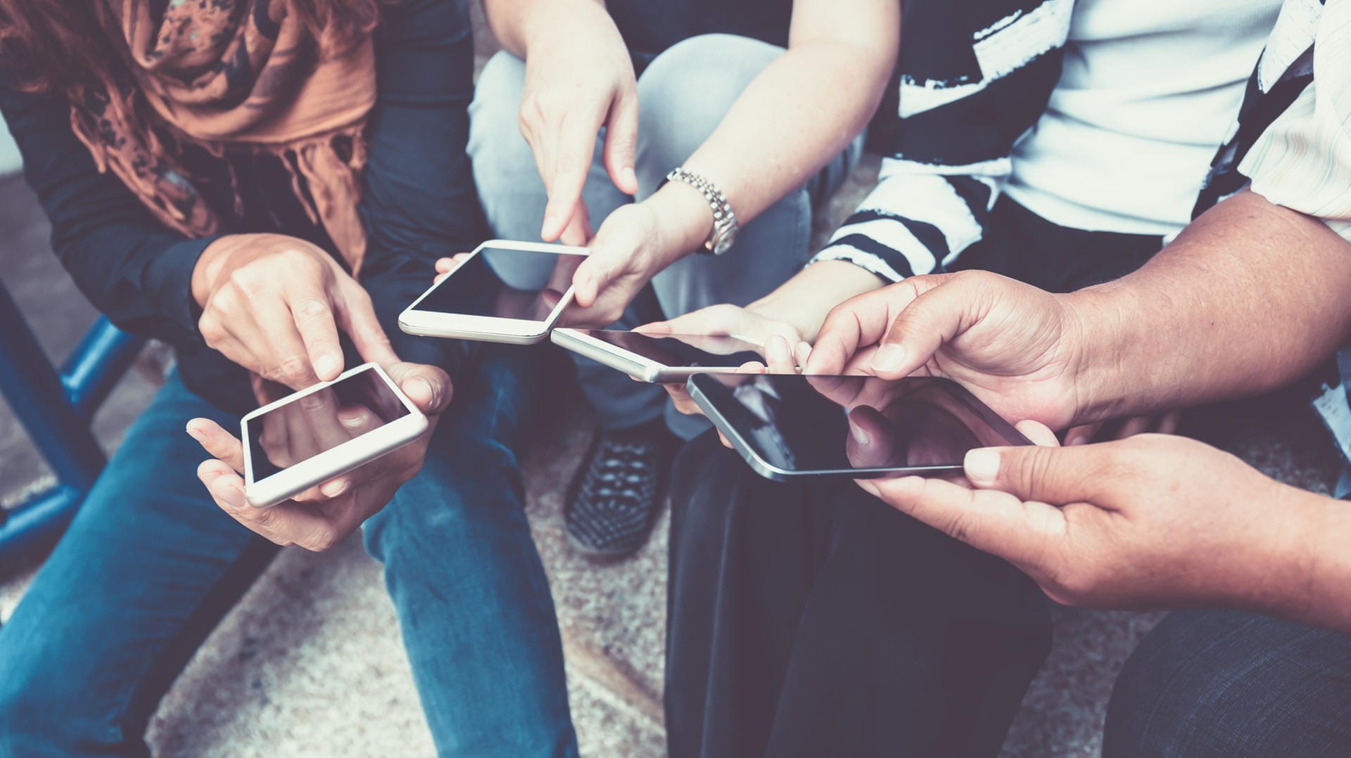 Menschen mit Smartphone (Symbolbild): 3G könnte bald abgeschaltet werden.