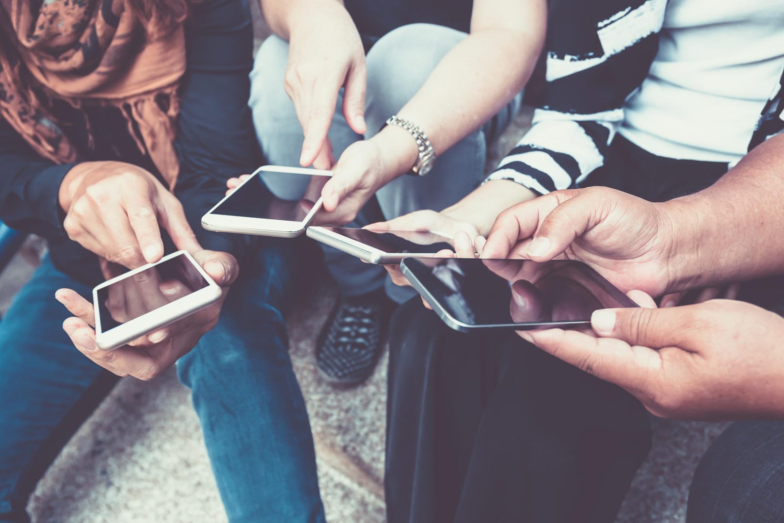 Menschen mit Smartphone (Symbolbild): 3G könnte bald abgeschaltet werden.