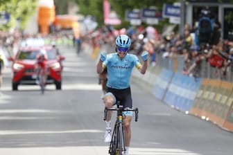 Pello Bilbao feiert seinen Ausreißersieg auf der siebten Etappe beim Giro d'Italia.