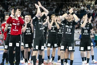 Die Kieler Handballer feiern den Einzug ins EHF-Pokalfinale.