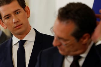 Sebastian Kurz und Heinz-Christian Strache: Österreichs Bundeskanzler von der ÖVP wird mit einem handfesten Skandal seines Koalitionspartners FPÖ konfrontiert.