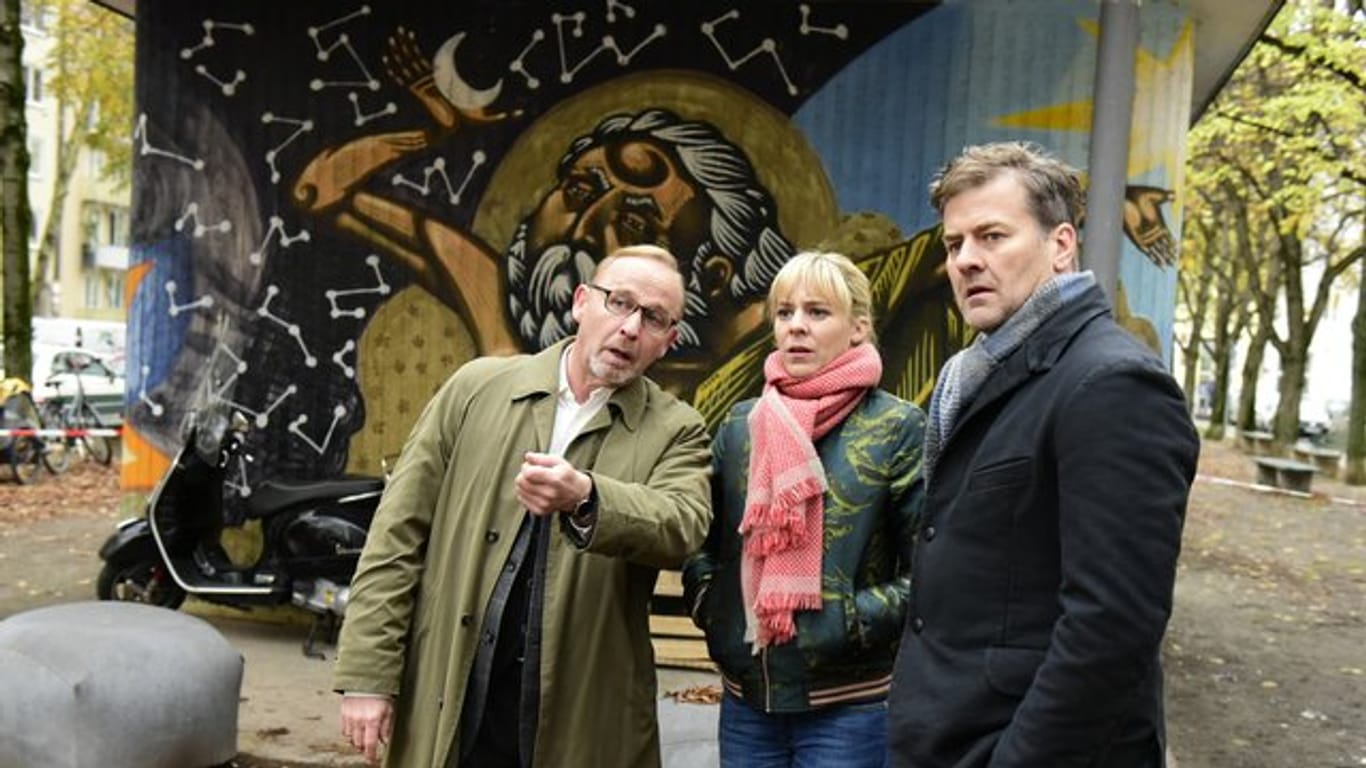 Die Kommissare Angelika Flierl (Bernadette Heerwagen), Harald Neuhauser (Marcus Mittermeier, r) und Ludwig Schaller (Alexander Held) müssen den Mord an einem Miethai aufklären.