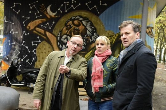 Die Kommissare Angelika Flierl (Bernadette Heerwagen), Harald Neuhauser (Marcus Mittermeier, r) und Ludwig Schaller (Alexander Held) müssen den Mord an einem Miethai aufklären.