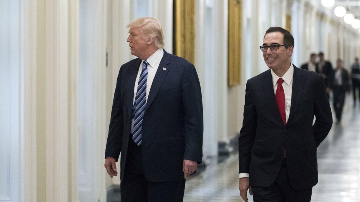 Präsident Donald Trump und Finanzminister Steven Mnuchin: Die Republikaner weisen die Forderung des von den Demokraten dominierten Repräsentantenhauses als politisch motiviert zurück.