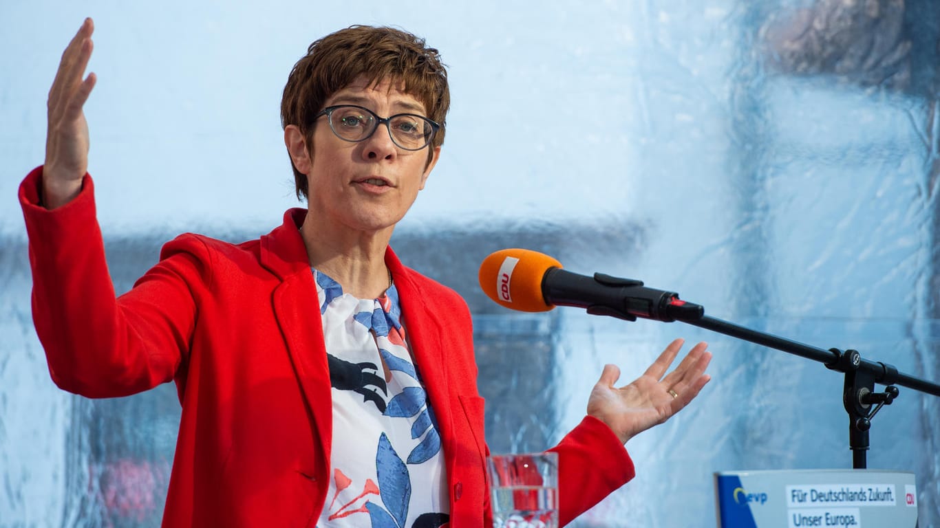 Annegret Kramp-Karrenbauer: Für die CDU-Chefin ist die Kopftuch-Debatte richtig.